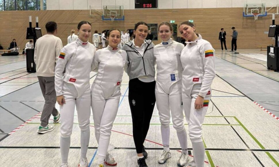 I&scaron; kairės: Grytė Sto&scaron;kutė, Patricija Vitonė, trenerė Viktė Ažukaitė, Juliana Ewert ir Neida Maziliauskaitė
