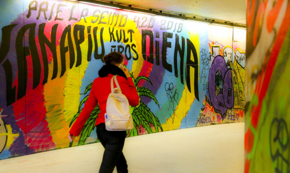 Kanapių dienai skirtas grafitis požeminėje perėjoje Vilniuje