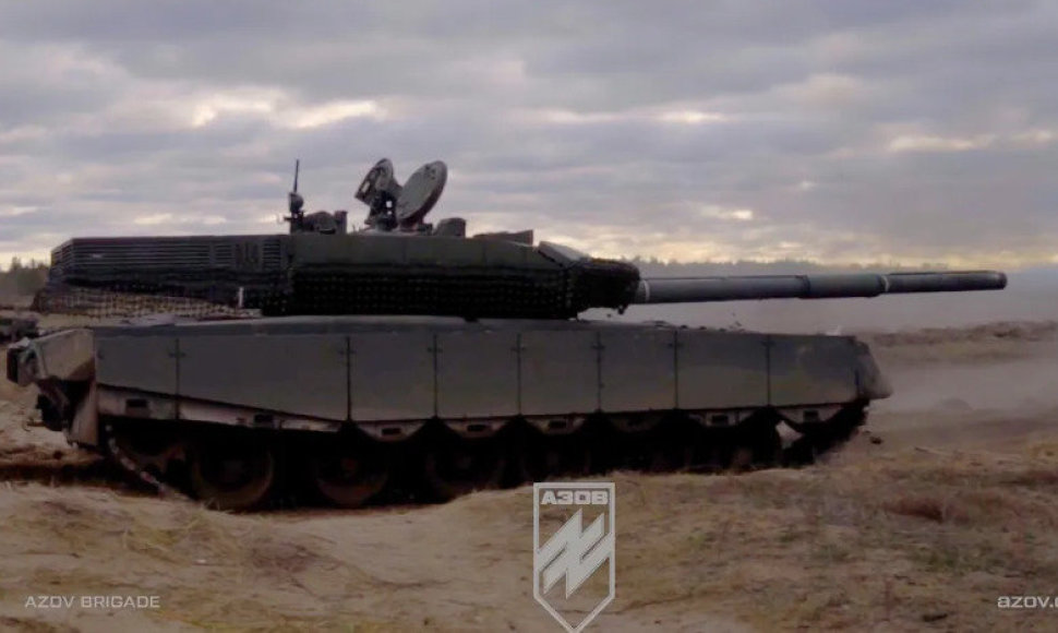 Ukrainiečiai iš rusų perimtų „T-90M“ sukūrė „frankenšteiną“.