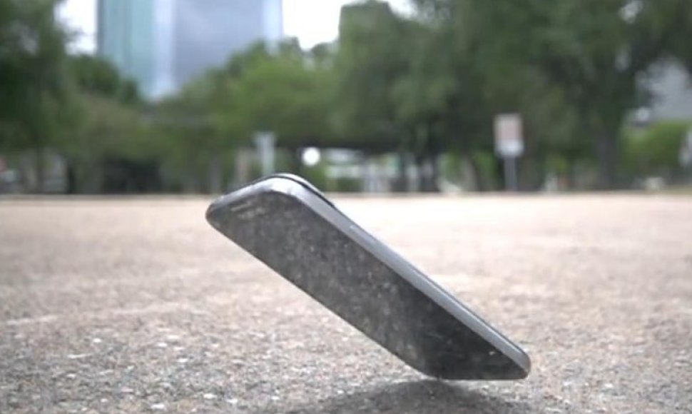„Samsung Galaxy S4“ krenta ant grindinio