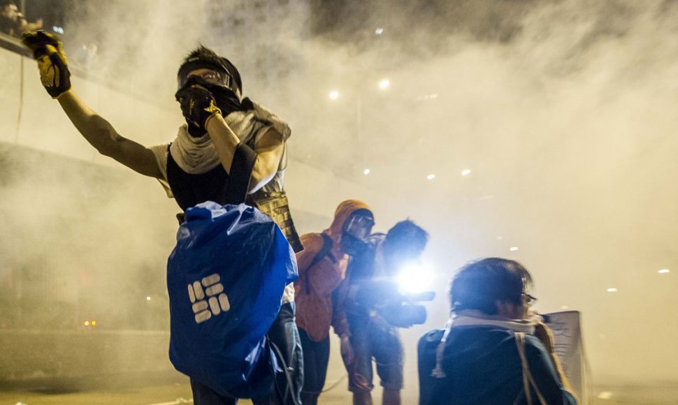 Honkonge protestuotojai buvo vaikomi panaudojus ašarines dujas.