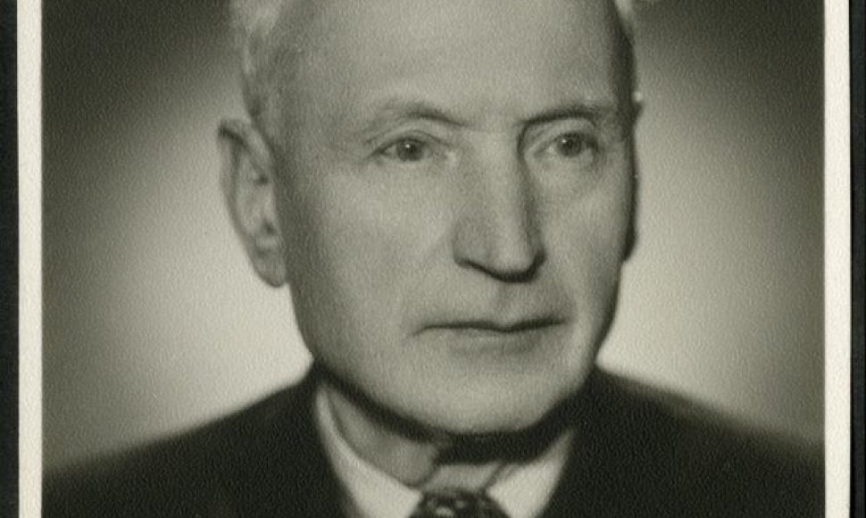 Tris kartus (1947, 1951 ir 1955 m.) LSSR AT deputatu išrinktas rašytojas Antanas Vienuolis-Žukauskas, dvasiškai ir materialiai rėmęs savo tautiečius tremtyje ir lageriuose. Vilnius, apie 1956 m. VUB RS, F79–182.