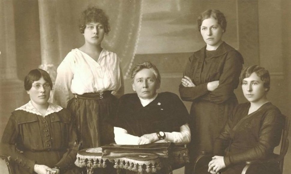 Steigiamojo Seimo narės 1920 m. Iš kairės sėdi: Emilija Spudaitė-Gvildienė, Gabrielė Petkevičaitė-Bitė, Magdelena Draugelytė-Galdikienė; iš kairės stovi: Ona Muraškaitė-Račiukaitienė, Salomėja Stakauskaitė 