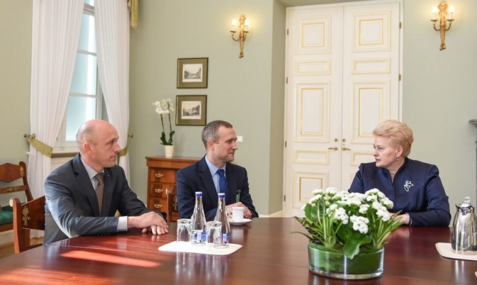 D.Grybauskaitė susitinka su naujuoju STT direktoriumi S.Urbanavičiumi ir naujuoju pavaduotoju Egidijumi Radzevičiumi.
