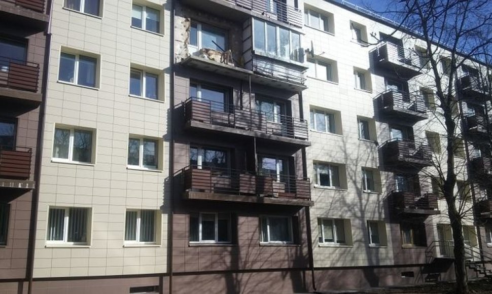 Vienas renovuojamo namo gyventojas neleidžia išardyti balkono įstiklinimo, tai padaryti jį įpareigojo teismas