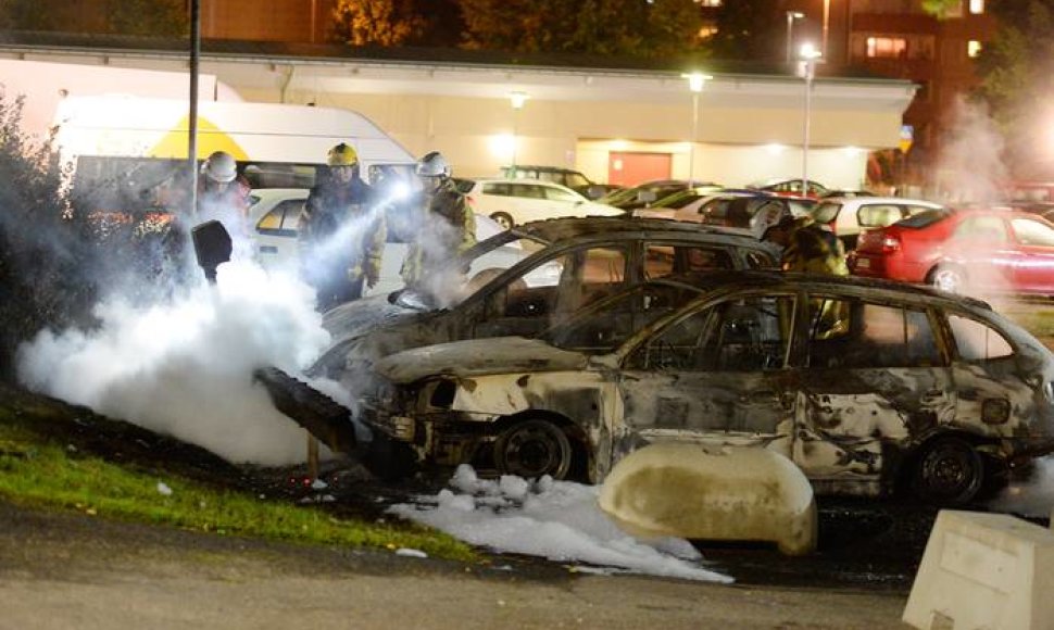 Padegti automobiliai Švedijoje
