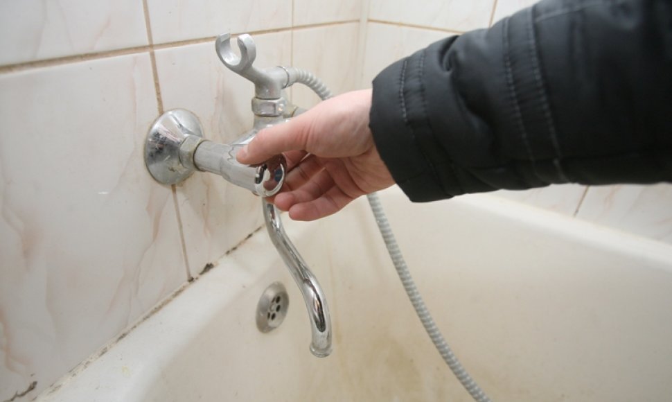 „Antakalnio ūkio“ atstovas teigia, kad vamzdynas, kuriuo tiekiamas šaltas vanduo užsikimšo po remonto viename bute.
