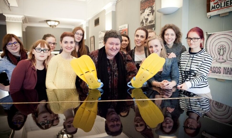 Nerk į teatrą simbolis – geltoni lastai – kūrybinių dirbtuvių vedėjų talismanas