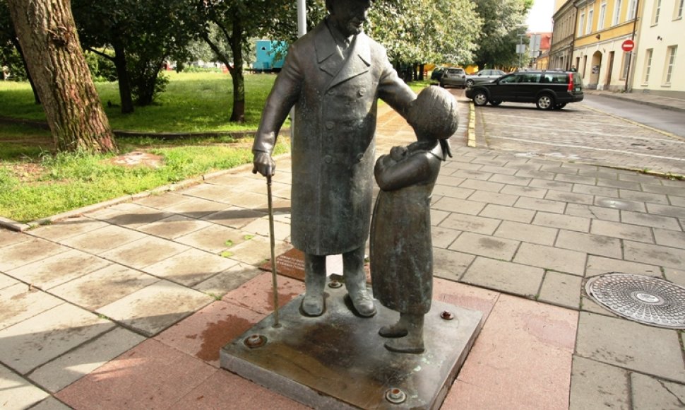 Žydų kilmės daktaro Cemacho Šabado, geriau žinomo kaip Daktraras Aiskauda, skulptūra Vilniuje.
