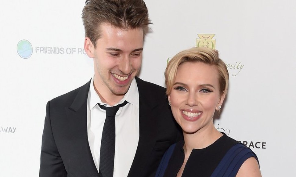 Scarlett Johansson su broliu dvyniu Hunteriu