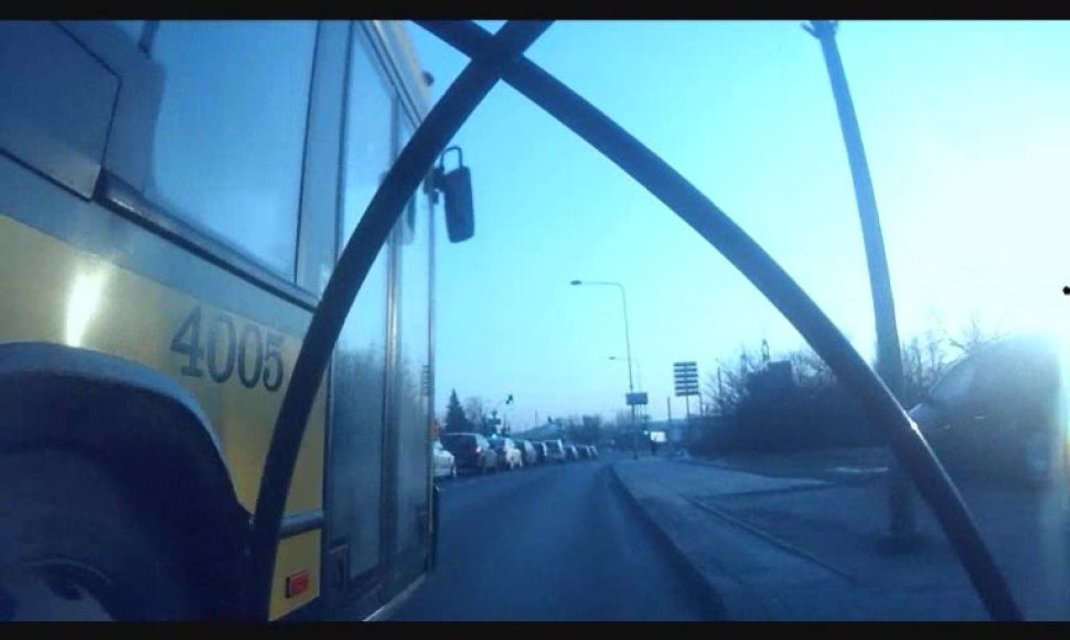 Dviratininkas nufilmavo, kaip autobusas ima jį lenkti ir tyčia spausti prie kelkraščio.
