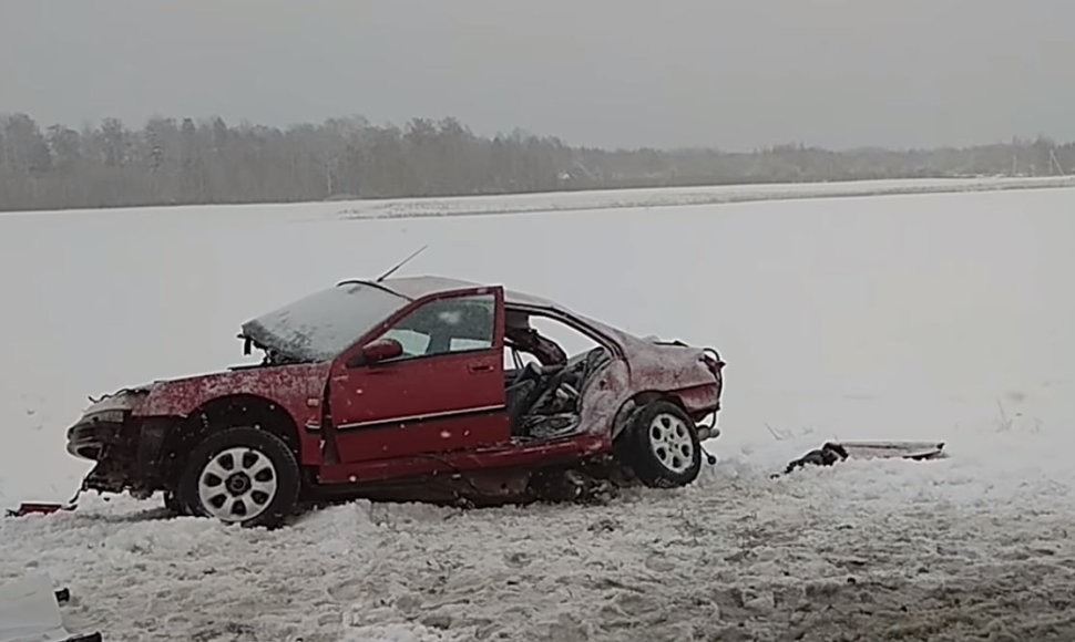 Žuvusios rankininkės automobilis po avarijos