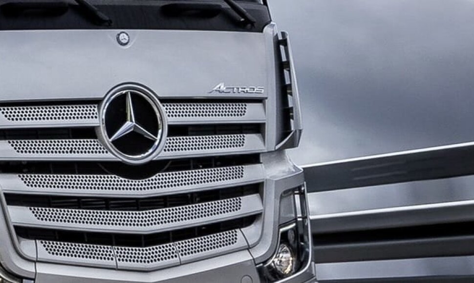 Kampinis aptakas ant Mercedes-Benz Actros kabinos kampo. Tokius sparnus turi ir kitų gamintojų sunkvežimiai (Gamintojo nuotrauka)