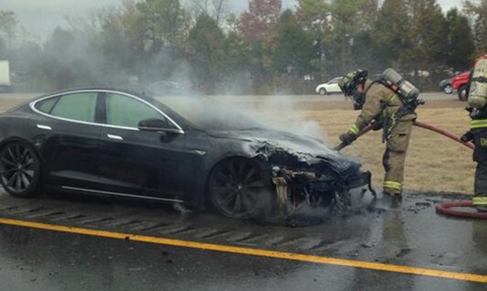 Sudegęs „Tesla Model S“