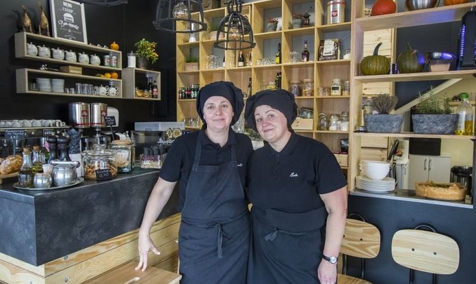 Reda Bajorinienė (dešinėje) į savo šeimos restoranėlį dirbti pasikvietė profesionalią virtuvės šefę Jolantą Sabinskaitę