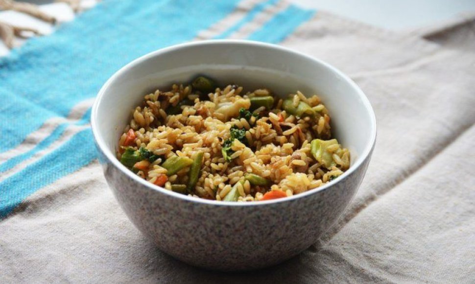 Rytietiški kepti ryžiai su vištiena ir daržovėmis