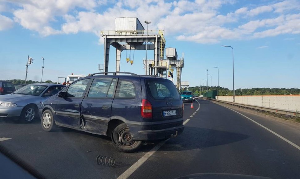 Kaune ant hidroelektrinės tilto susidūrė trys automobiliai