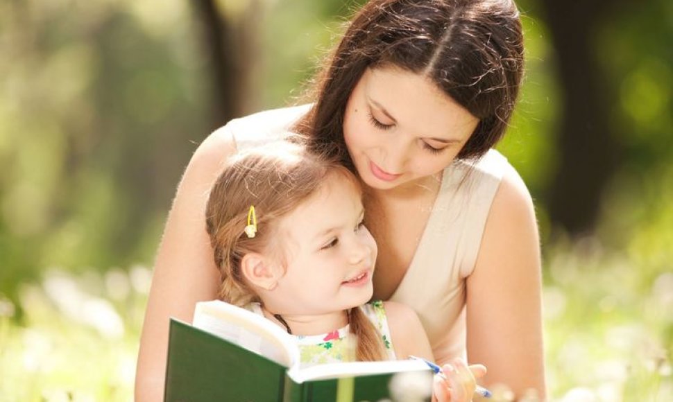 Mama skaito dukrai