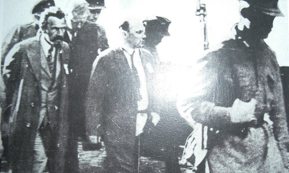Aleksejus Rykovas ir Nikolajus Bucharinas vedami į teismo salę.