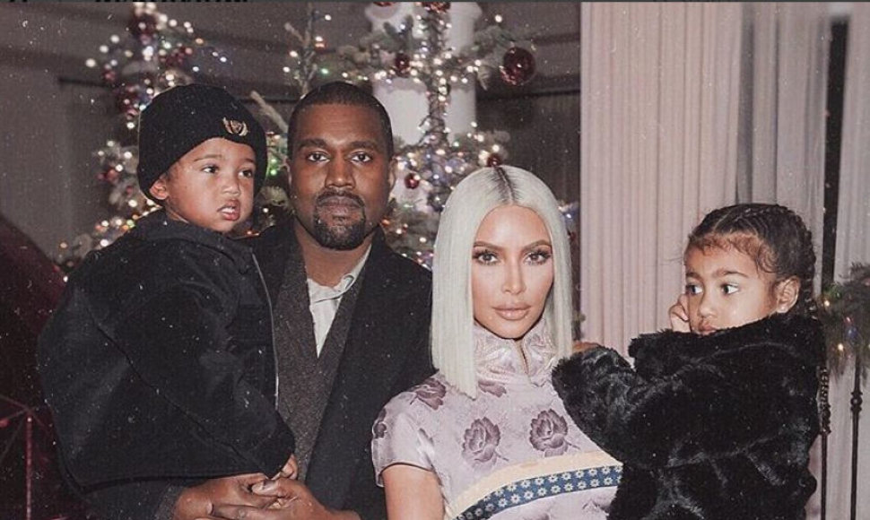 Kim Kardashian ir Kanye Westas su vaikais Saintu ir North
