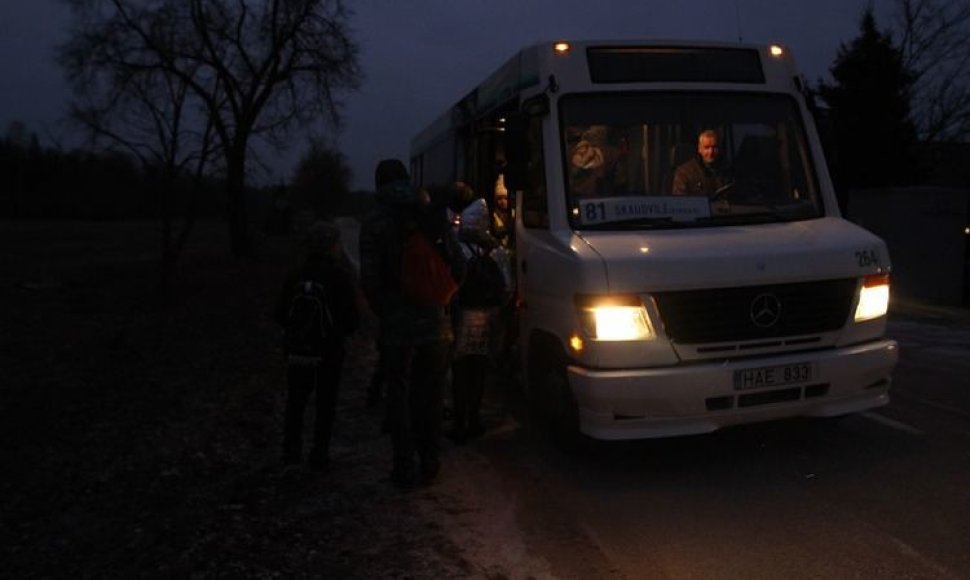 Mokyklon vežančio autobuso Norkiškės kaimo vaikai laukia aklinoje tamsoje