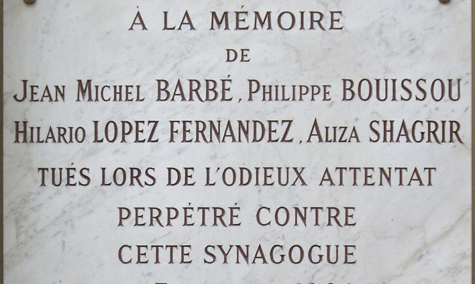 Memorialinė plokštė žuvusiems per sprogimą atminti ant sinagogos sienos Paryžiuje