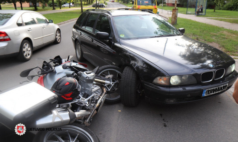 Automobilio BMW ir motociklo avarija Vilniuje