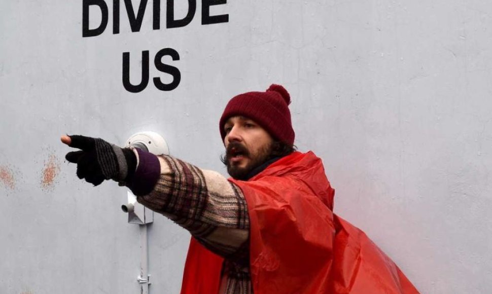 Shia LaBeoufas protesto akcijoje prieš Donaldą Trumpą 