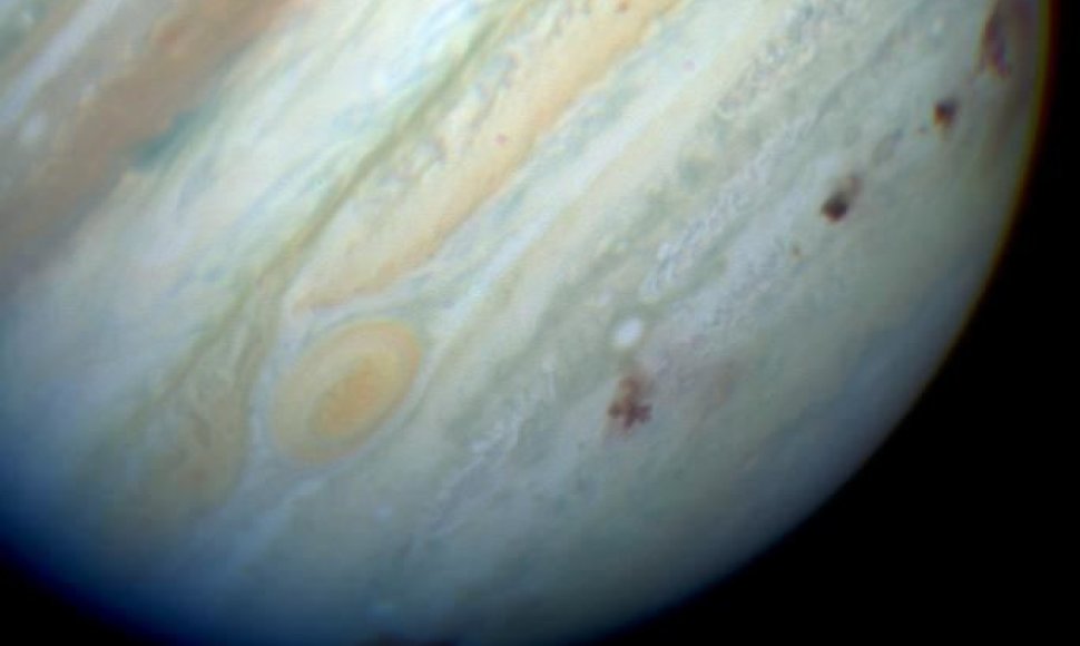 1994 m. liepos viduryje Jupiterį atakavo kometa, jo atmosferoje palikdama tamsias dėmes – susidūrimo pėdsakus. Wikipedia.com