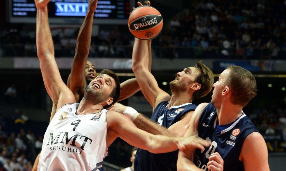 „Real“ žaidėjas Felipe Reyesas kovoja su trimis „Anadolu Efes“ krepšininkais