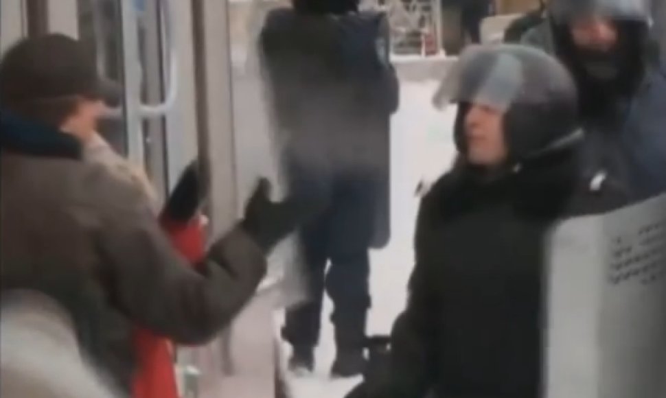 Ukrainos pareigūnas spjauna protestuotojui į veidą