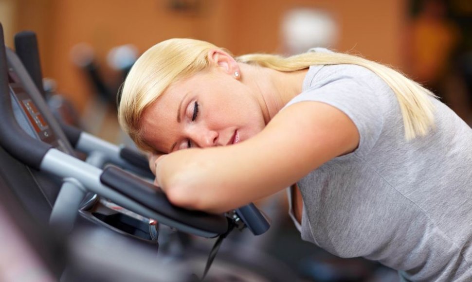 Pervargusi moteris sporto salėje