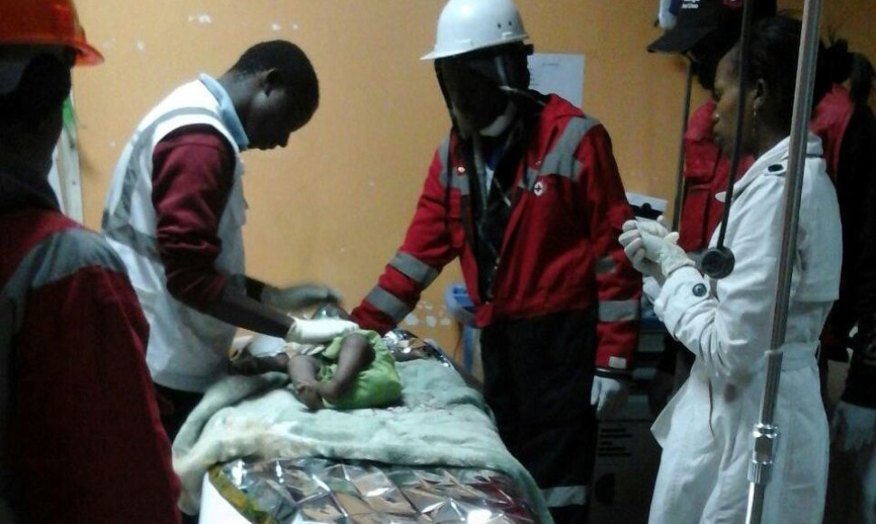 Kenijoje tarp griuvėsių rasta 7 mėnesių mergaitė, kuri ten išgyveno 4 dienas