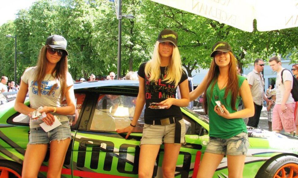 Kartingai ne vienintelė Kristinos Barauskaitės (viduryje) aistra &ndash; ji aistringa &scaron;oninio slydimo fanė