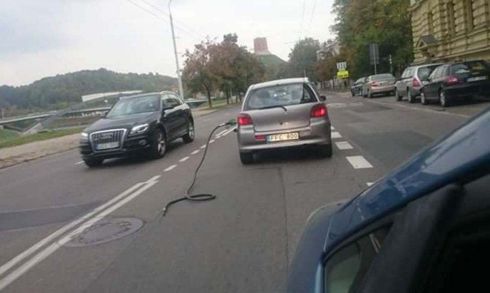 „Toyota Yaris“ Vilniuje važinėjo su nutraukta degalinės žarna