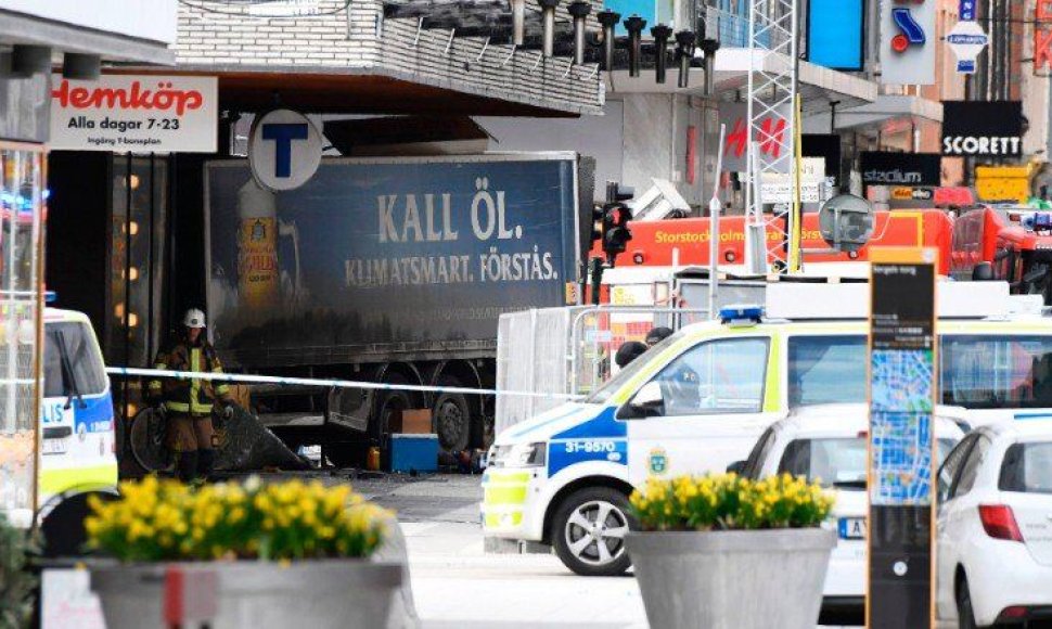 Stokholme sunkvežimis rėžėsi į minią žmonių