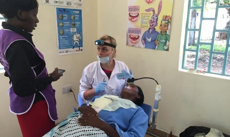 Odongologė Eglė Vindašiūtė savo darbo „kabinete“ Kenijoje