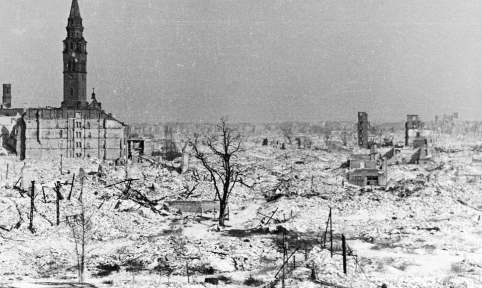 Varšuvos griuvėsiai 1945 m., po II pasaulinio karo pabaigos