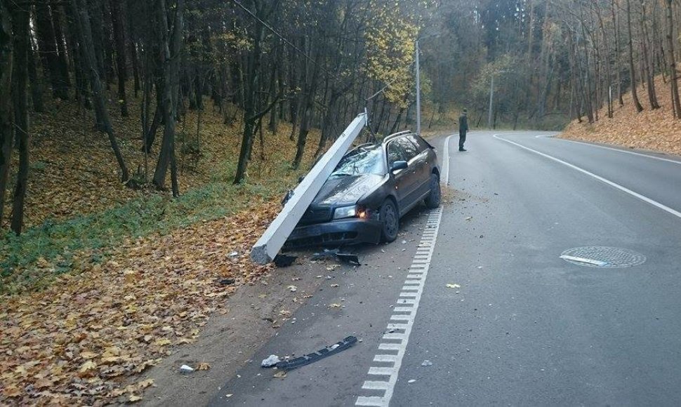 Kaune „Audi“ nulaužė stulpą