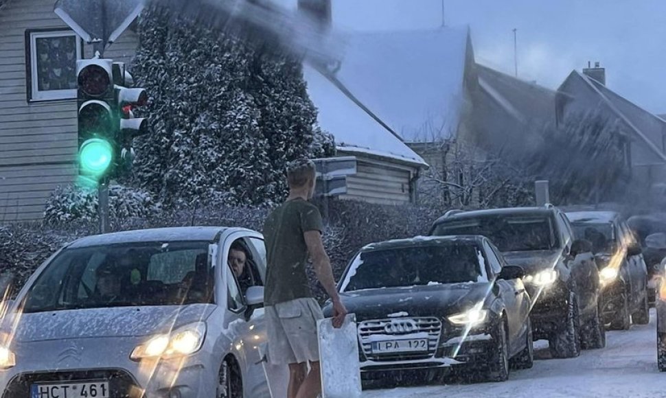 Plungiškius trikdė ryte vienoje judriausių sankryžų matomas vaizdas: po gatvę blaškėsi vyras su apykoje.