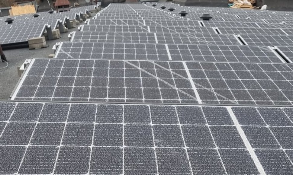 Saulės elektrinės ant bendrovei priklausančio pastatato stogo