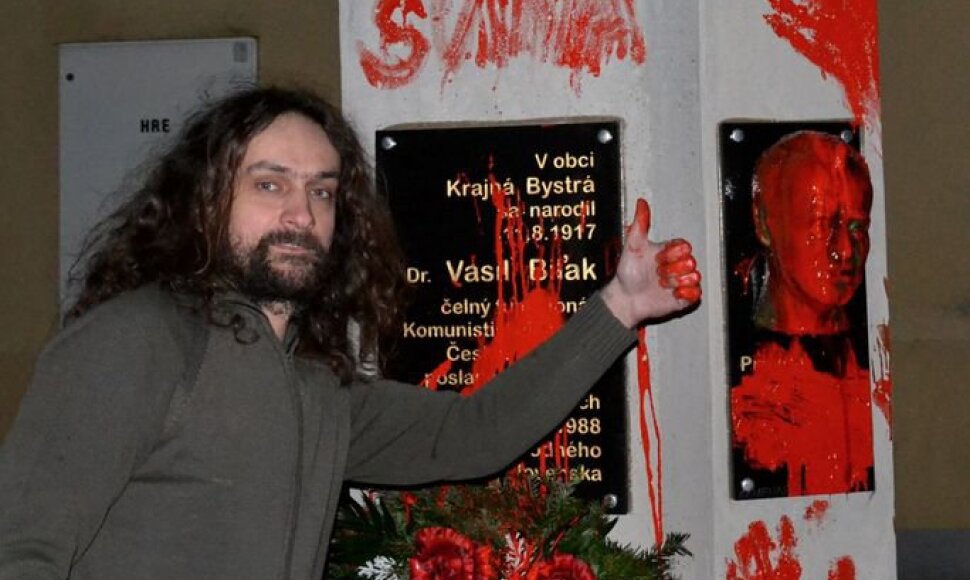 Slovakijos komunistų lyderio Vasilio Bilako paminklas buvo apipiltas raudonais dažais vos po kelių valandų