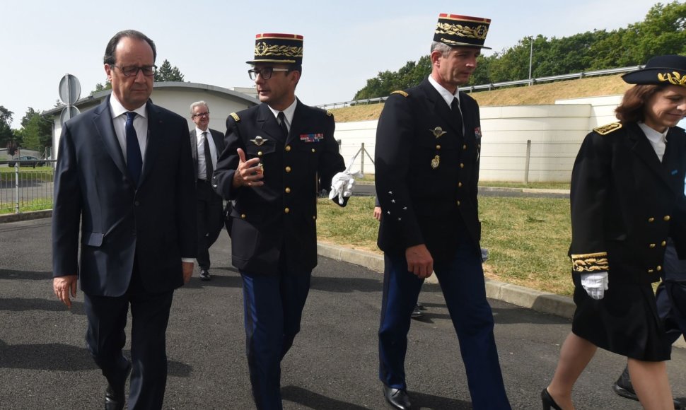 Prancūzijos prezidentas Francois Hollande'as (pirmas kairėje)