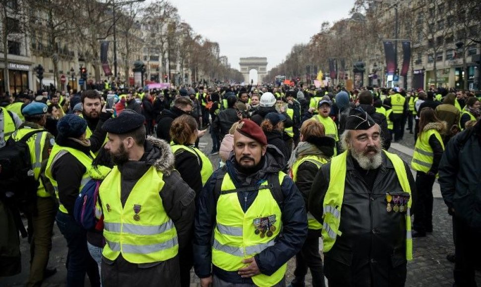 Victoras Alfonso Lenta (su raudona berete) per protestą Paryžiuje