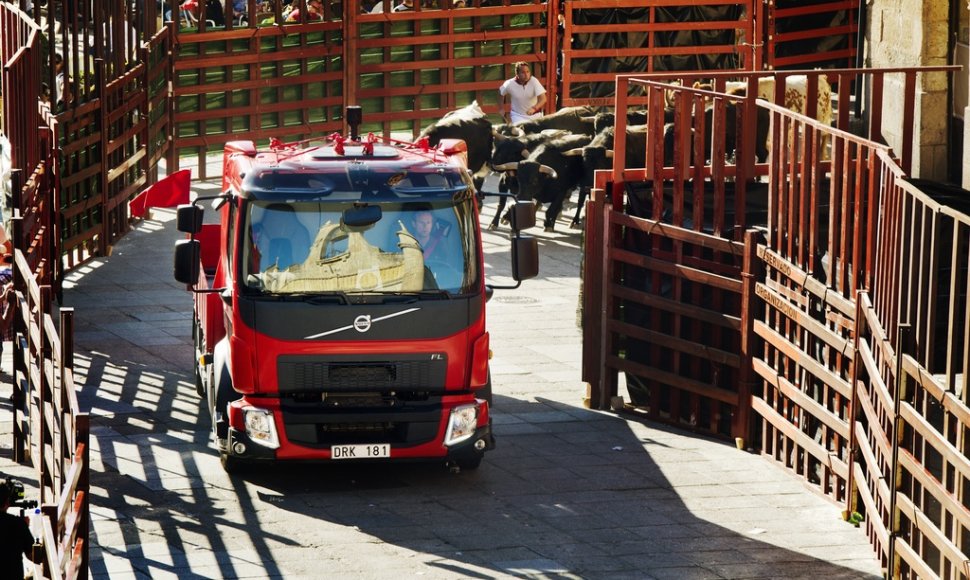 Dideli galinio vaizdo veidrodžiai tiksliojo vairavimo specialistui Robui Huntui leido aiškiai matyti už jo bėgančius bulius ir bėgikus