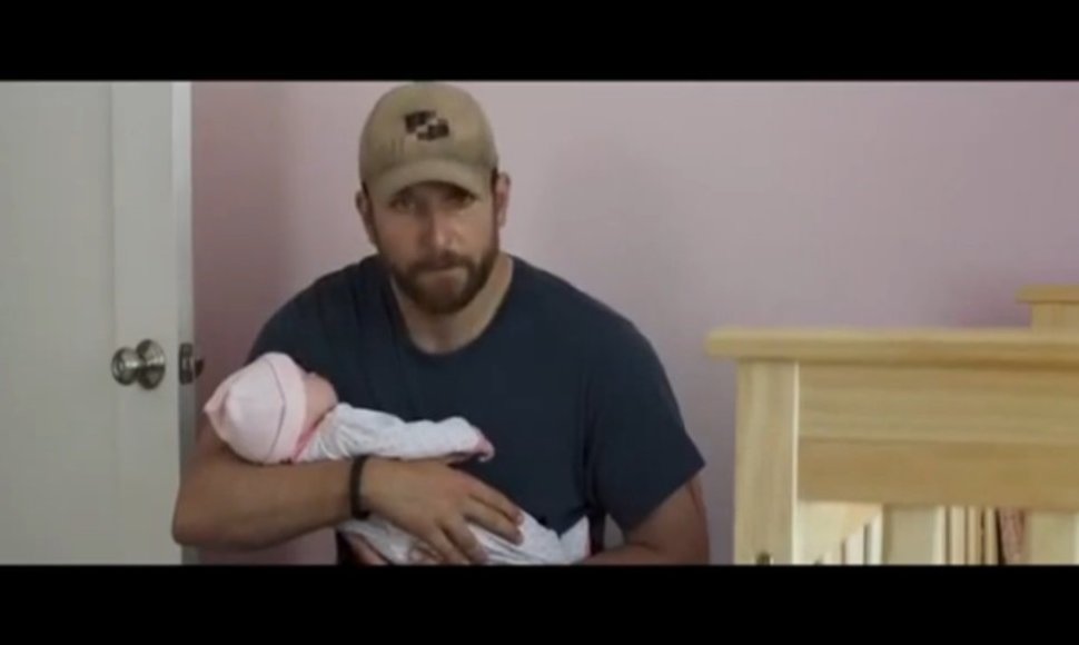 Bradley Cooperis su netikru kūdikiu ant rankų filme „Amerikiečių snaiperis“