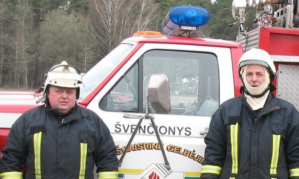 Pabradės komandos ugniagesiai gelbėtojai Jurijus Belevičius ir Romanas Savickis gaisre išgelbėjo žmogų.