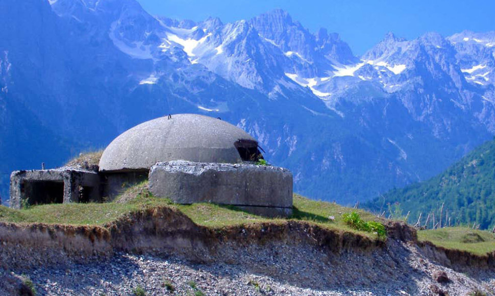 Bunkeris Albanijos alpėse. Tokių bunkerių Albanijoje įrengta apie 173 tūkst.