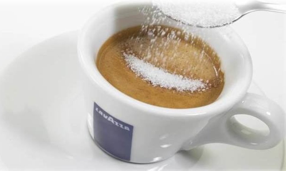 Tobulas espreso - cukrus lėtai grimzta į puodelio dugną