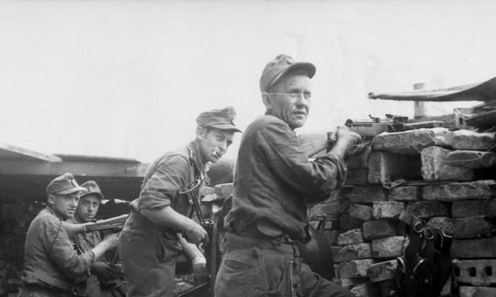 Vokiečių kariai ugnies pozicijoje (1944 m. rugpjūtis–rugsėjis)